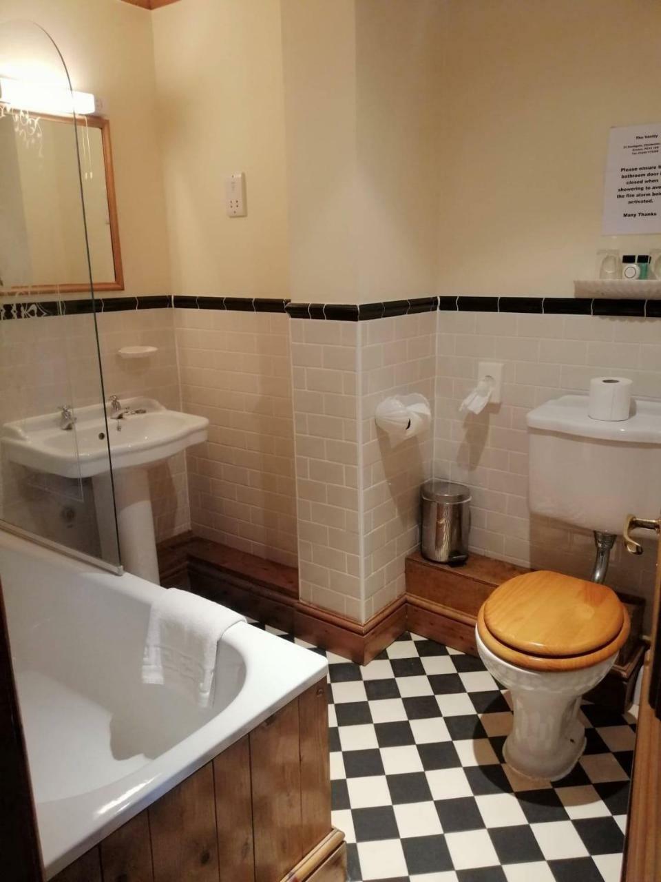 The Vestry Hotel Чичестър Екстериор снимка